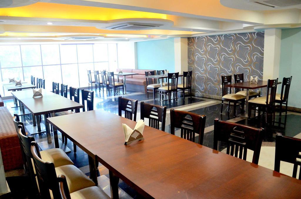 Geetika Galaxy Hotel Kánpur Kültér fotó