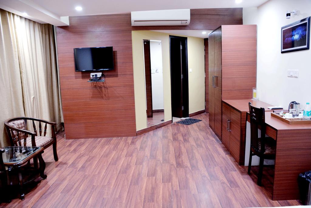 Geetika Galaxy Hotel Kánpur Kültér fotó